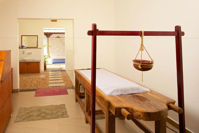 Hotel Le Pondy Beach & Lake Resort