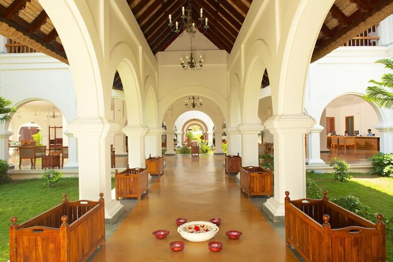 Hotel Le Pondy Beach & Lake Resort