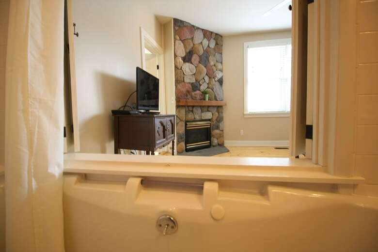 Goldberry Woods Bed & Breakfast-microfarm-cottages