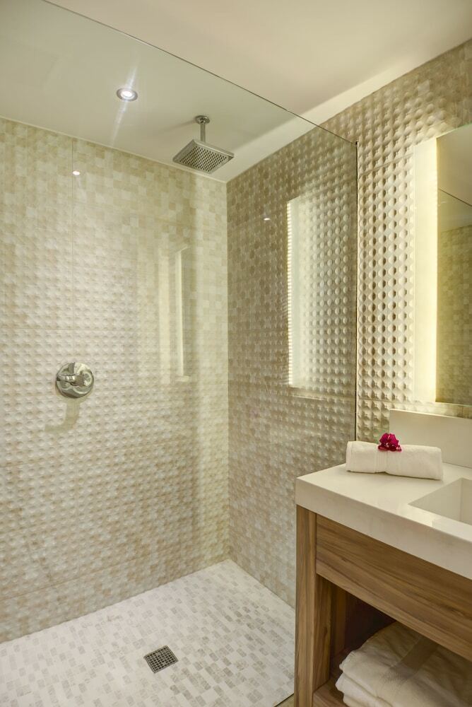 Hotel Hodges Bay Resort And Spa
