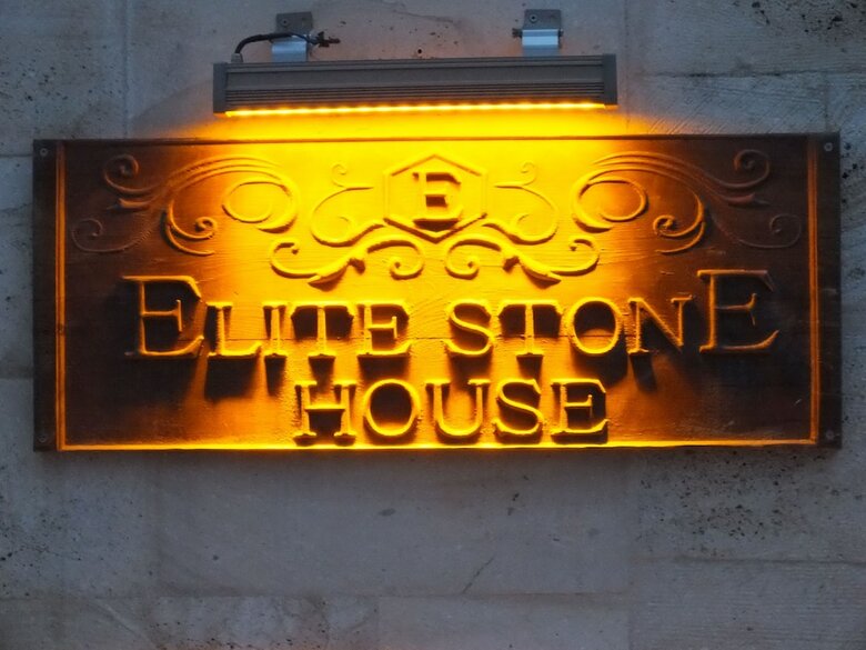 Hotel Shoestring Stone House