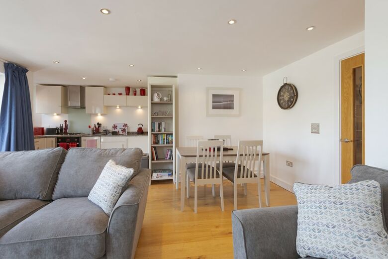 The Beach House & Porth  Sands Apartments