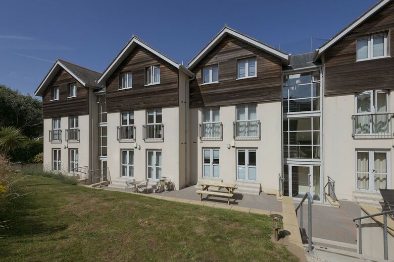 The Beach House & Porth  Sands Apartments
