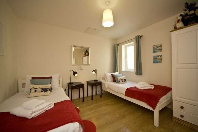 The Beach House & Porth  Sands Apartments