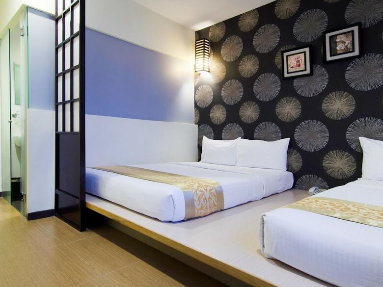 8 Days Boutique Hotel @ Mount Austin Jb