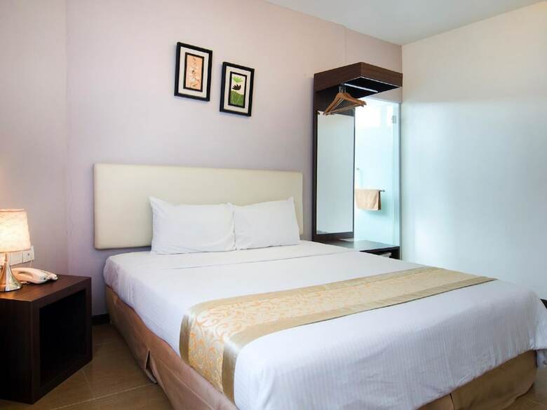 8 Days Boutique Hotel @ Mount Austin Jb