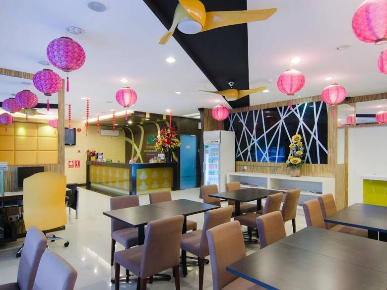 8 Days Boutique Hotel @ Mount Austin Jb