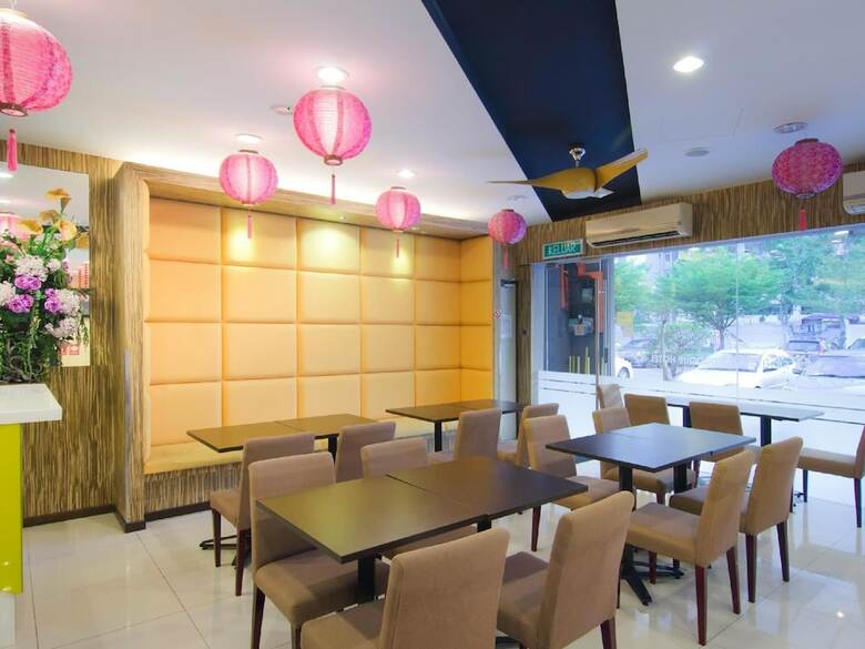 8 Days Boutique Hotel @ Mount Austin Jb
