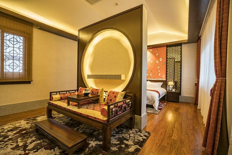 Hostal Graceland Garden Court Hotel