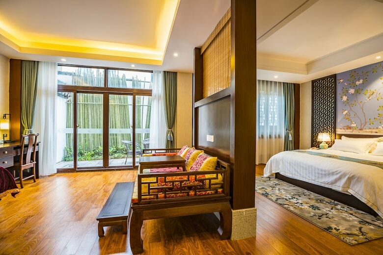 Hostal Graceland Garden Court Hotel