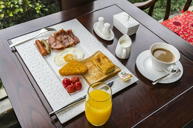 Hostal Graceland Garden Court Hotel