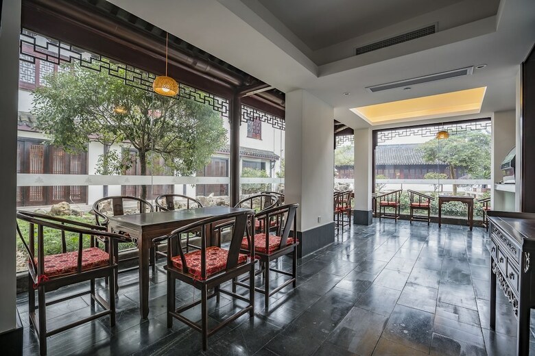 Hostal Graceland Garden Court Hotel