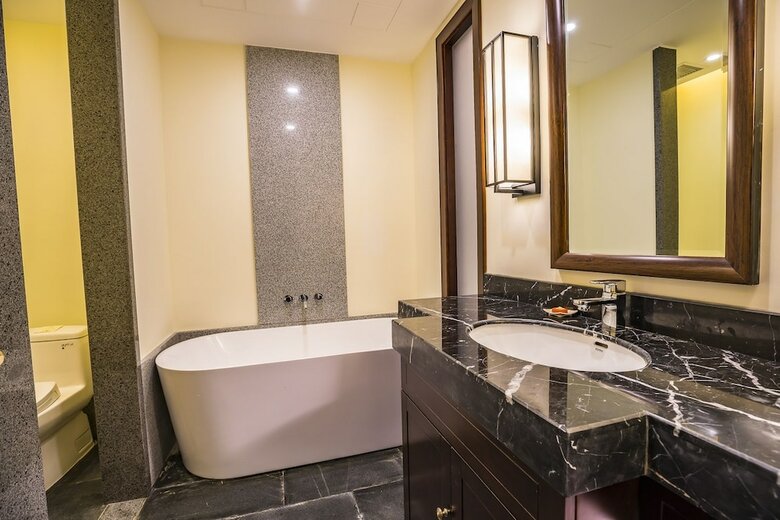 Hostal Graceland Garden Court Hotel