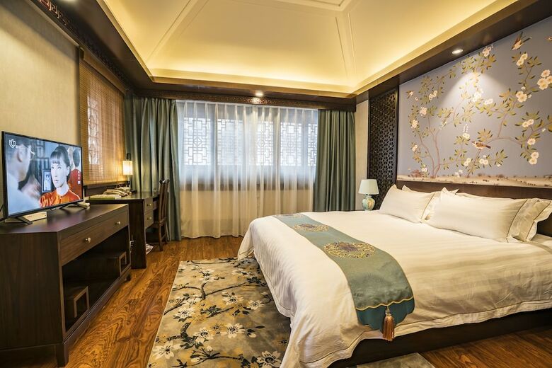 Hostal Graceland Garden Court Hotel