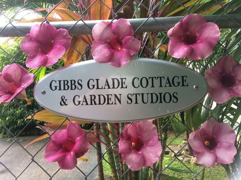 Apartamentos Gibbs Glade Cottage & Garden Studios