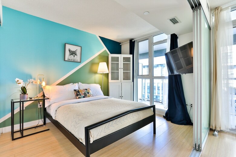 Cityplace 1b Lux Condo Lakeside Skydome Mtcc