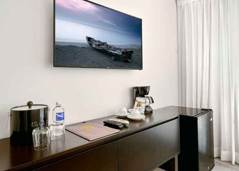 R Hotel Kingston