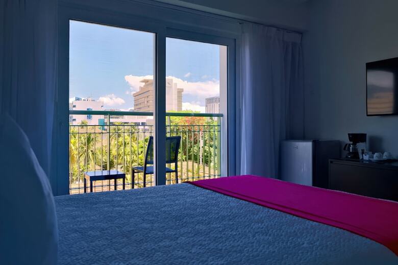 R Hotel Kingston