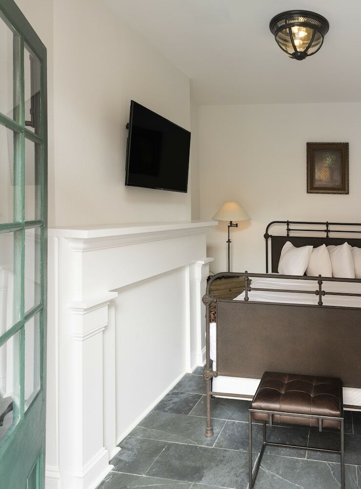 Royal Frenchmen Hotel And Bar