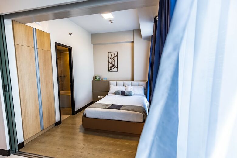 Aparthotel Csuites At 8 Newtown Residences