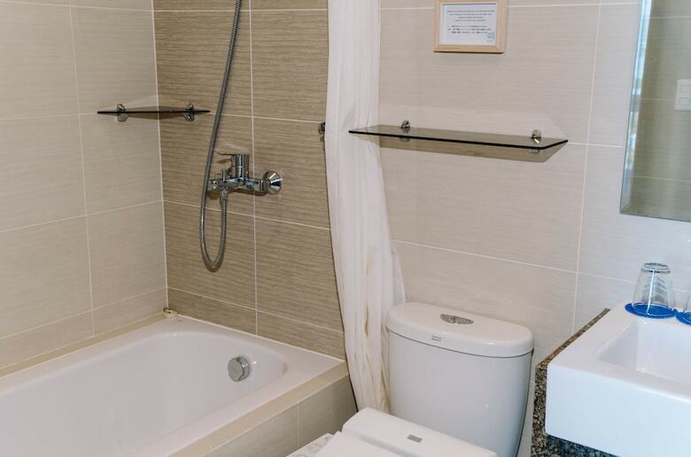 Aparthotel Csuites At 8 Newtown Residences