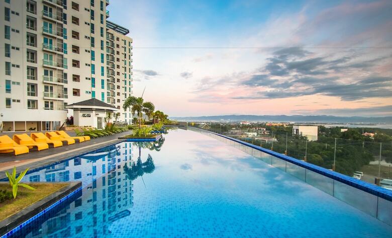 Aparthotel Csuites At 8 Newtown Residences