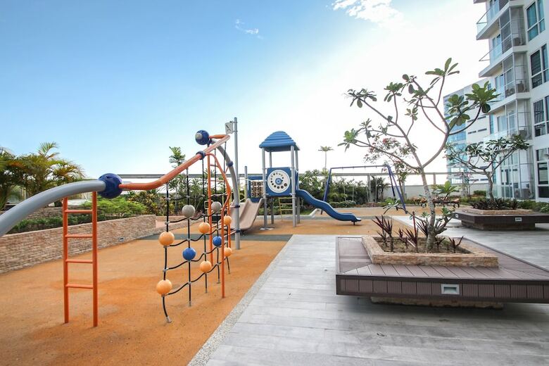 Aparthotel Csuites At 8 Newtown Residences