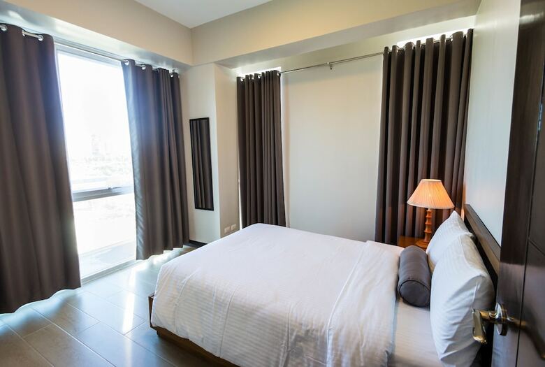 Aparthotel Csuites At 8 Newtown Residences