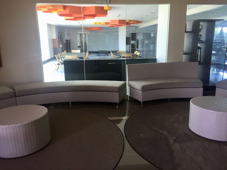 Aparthotel Csuites At 8 Newtown Residences
