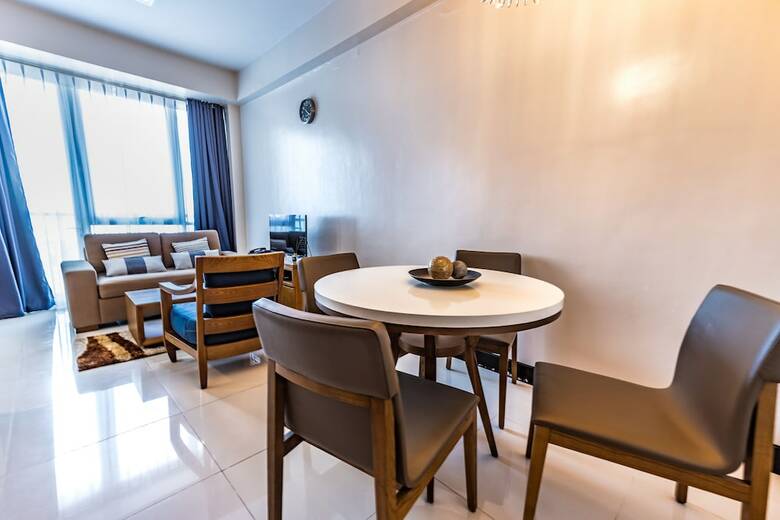 Aparthotel Csuites At 8 Newtown Residences