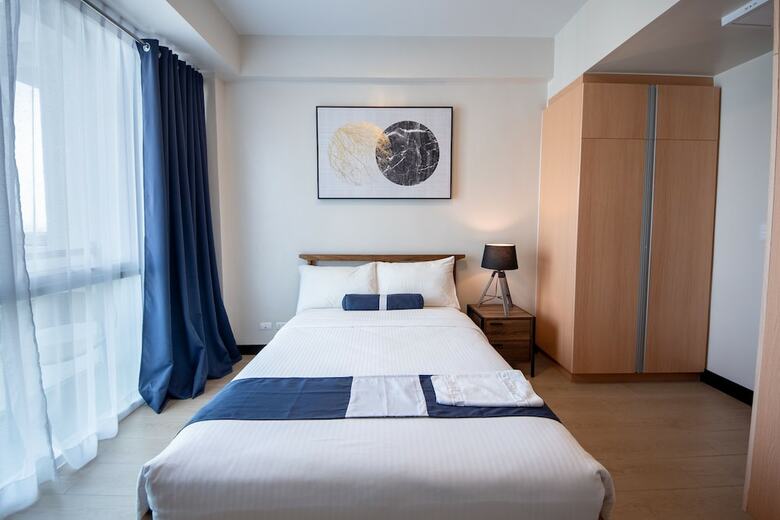Aparthotel Csuites At 8 Newtown Residences