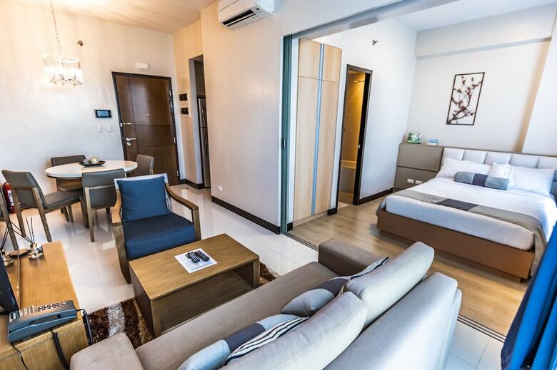 Aparthotel Csuites At 8 Newtown Residences