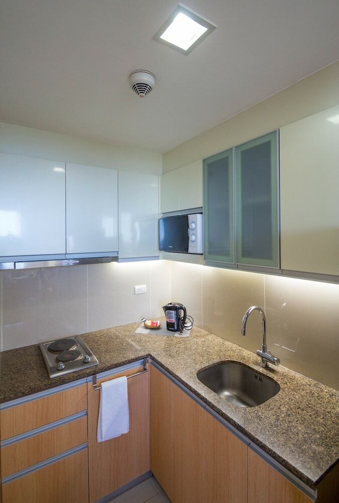 Aparthotel Csuites At 8 Newtown Residences
