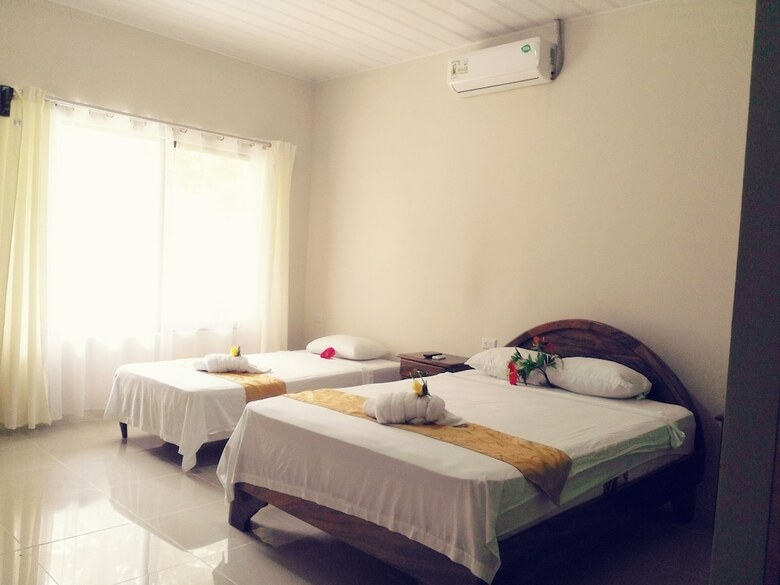 Hostal Manuel Antonio Hostel Resort