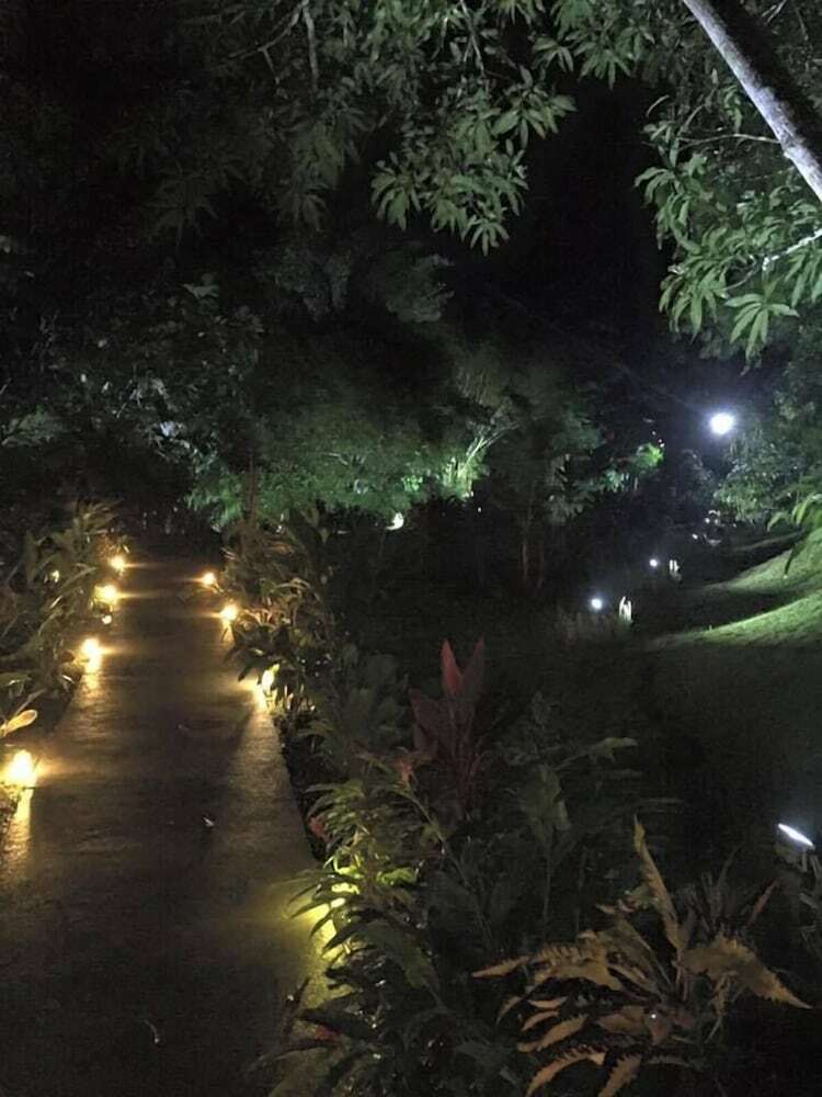 Hostal Manuel Antonio Hostel Resort