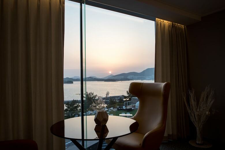 La Terrace Club Hotel & Villa