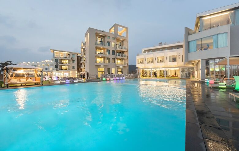 La Terrace Club Hotel & Villa
