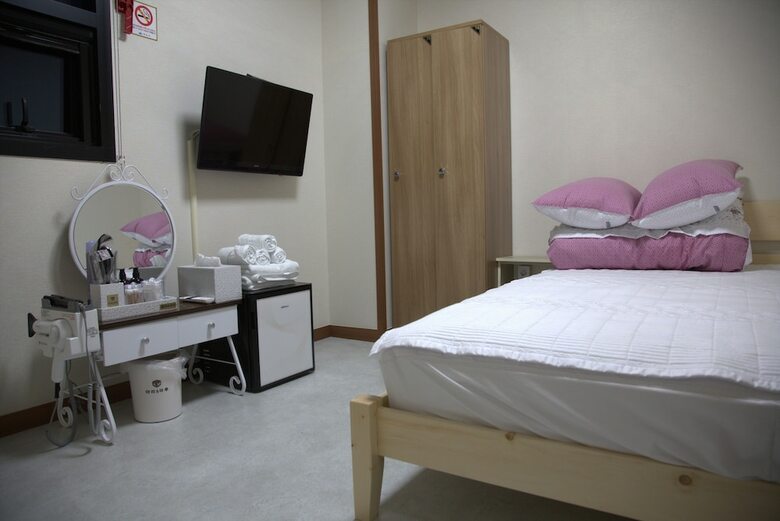 Hotel Ara & Maru Hostel