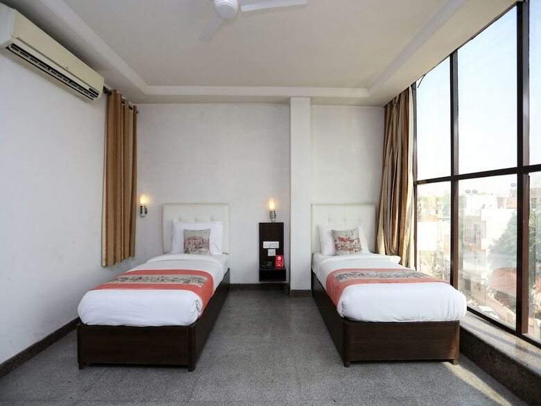 Hotel Oyo 8536 Azad Square