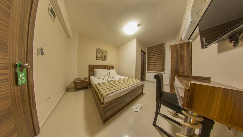Ados Hotel