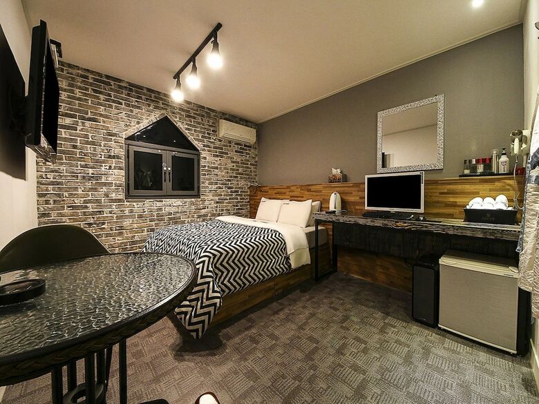 Fox Avenue Hotel