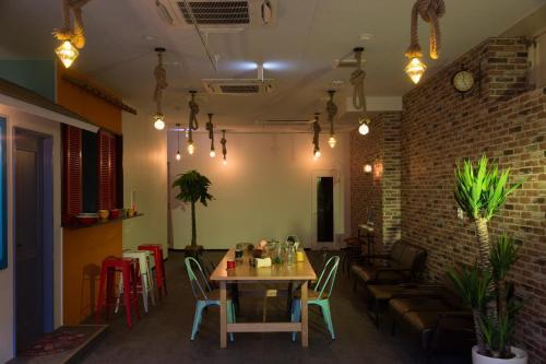 Hostal Hop Step Inn - Hostel
