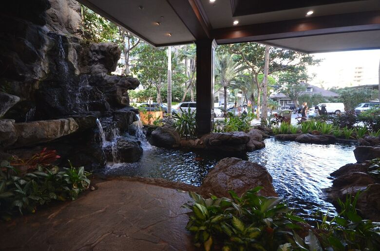 Waikiki Banyan #t1-910 By Redawning