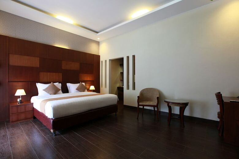 Green Tropical Village Hotel & Resort