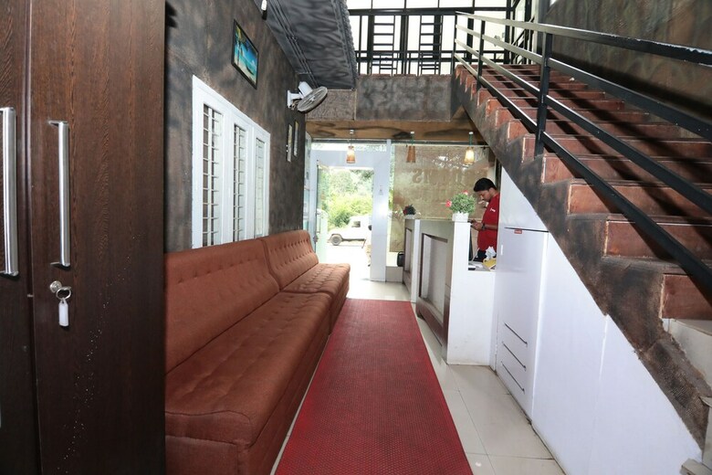 Hotel Oyo 8843 Taaza Residency
