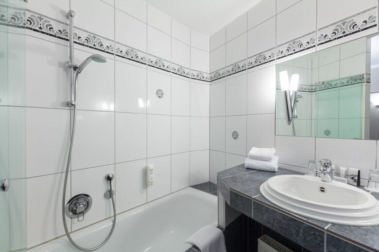 Sport- Und Tagungshotel De Poort
