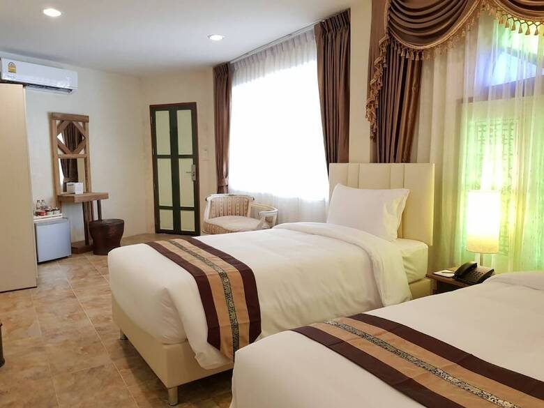 Hotel Chuchai Buri Sri Amphawa