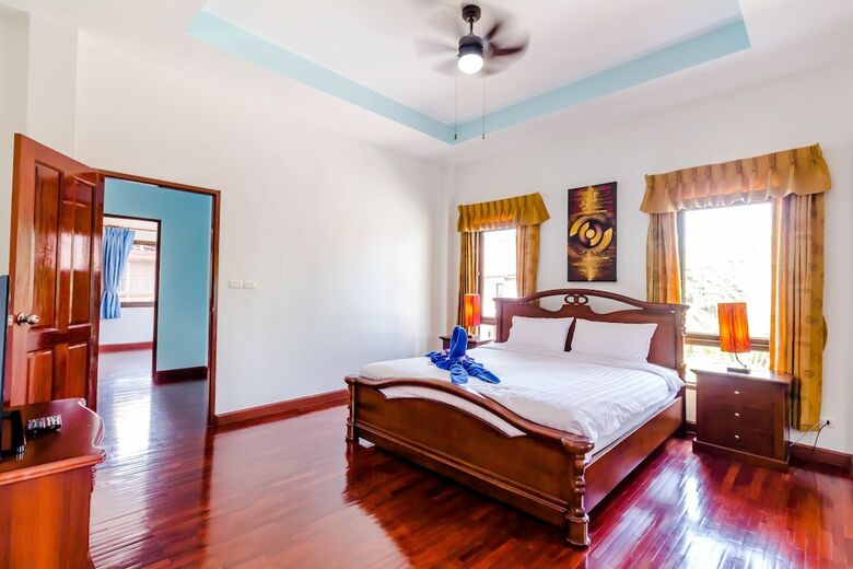 3 Bedrooms Pool Villa Walk To Patong