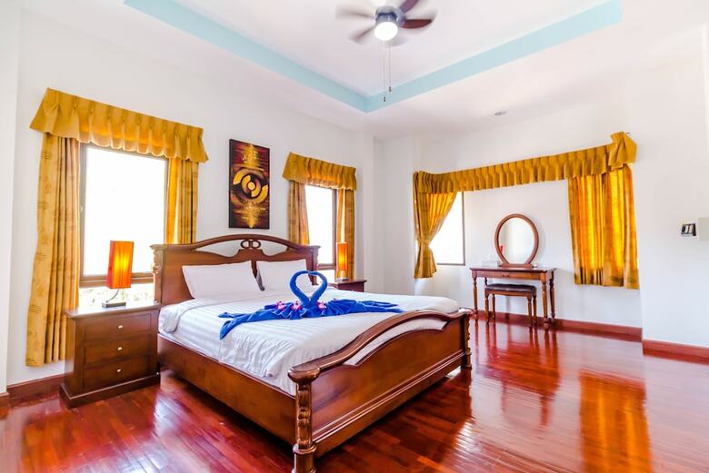 3 Bedrooms Pool Villa Walk To Patong