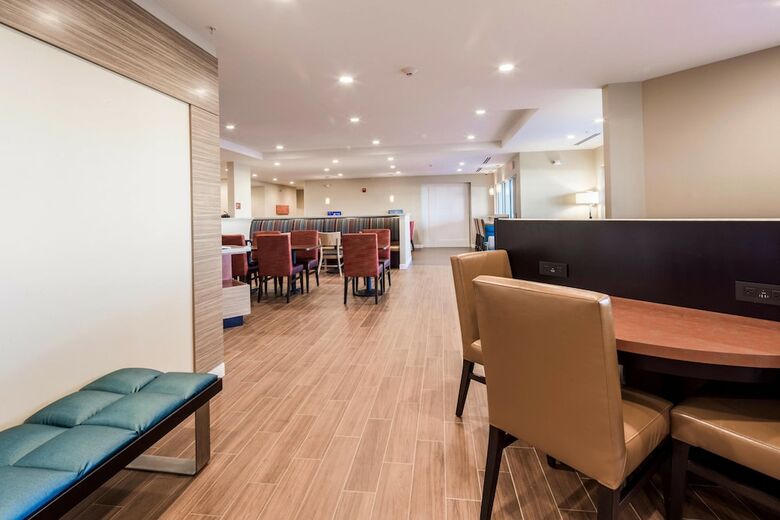 Hotel Towneplace Suites By Marriott Cleveland